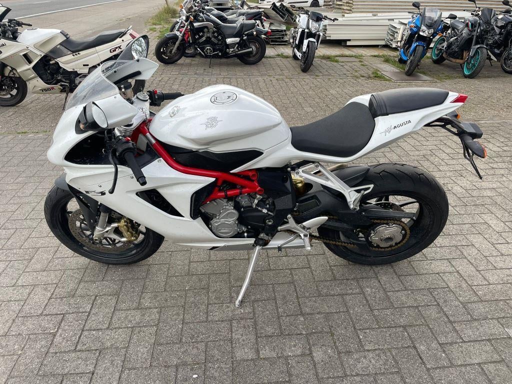 MV Agusta	F3 675, Motoren, Motoren | MV Agusta, 675 cc, Bedrijf, Meer dan 35 kW