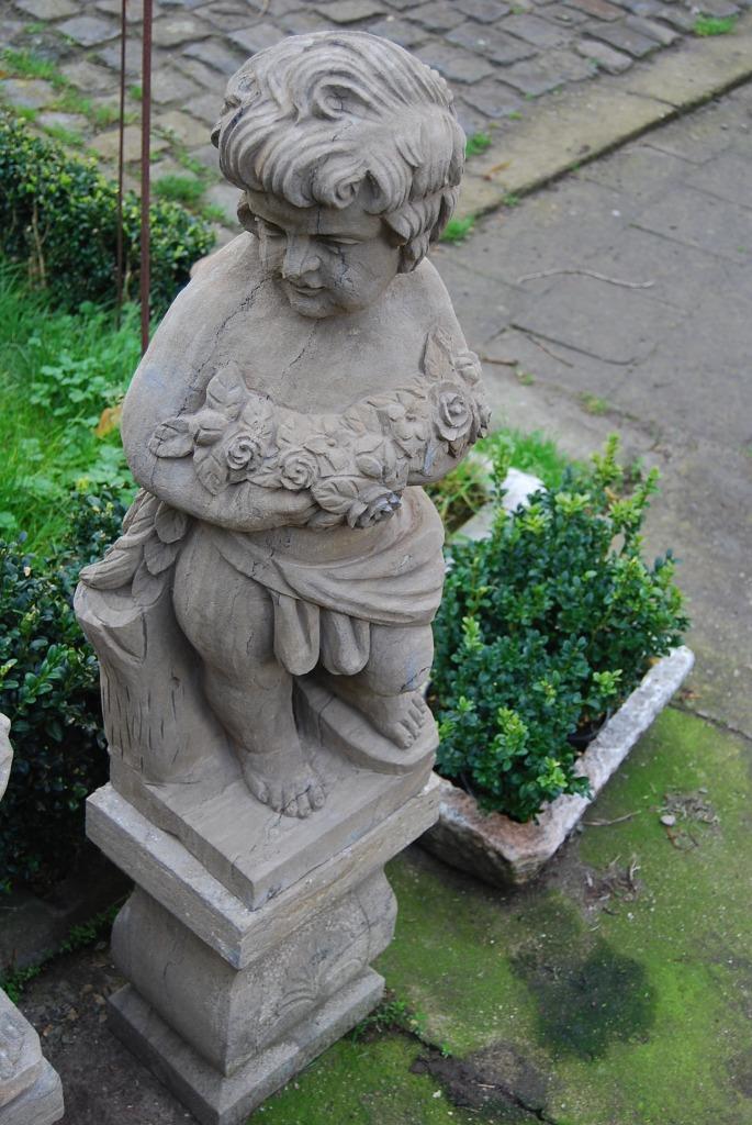 PRACHTIG BEELDJE IN BLAUWE STEEN  SOKKEL (de cherubijn), Tuin en Terras, Ophalen, Gebruikt, Steen, Overige typen