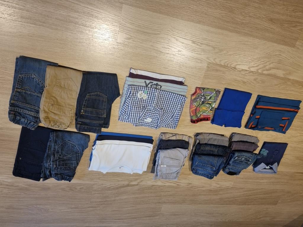 26 stuks kledij maat 98 waarvan nieuwe broeken, Ophalen of Verzenden, Maat 98