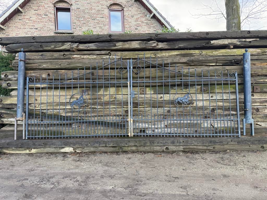 Unieke smeedijzeren poort met paarden echte eyecatcher, Tuin en Terras, Ophalen, Zo goed als nieuw