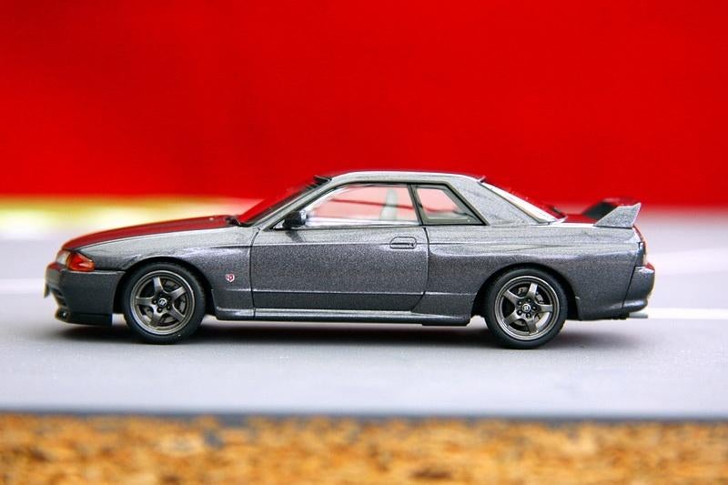 Nissan Skyline R32 GT-R 1990 donker grijs - HPI 1:43, Enlèvement ou Envoi, Comme neuf, Voiture, Autres marques