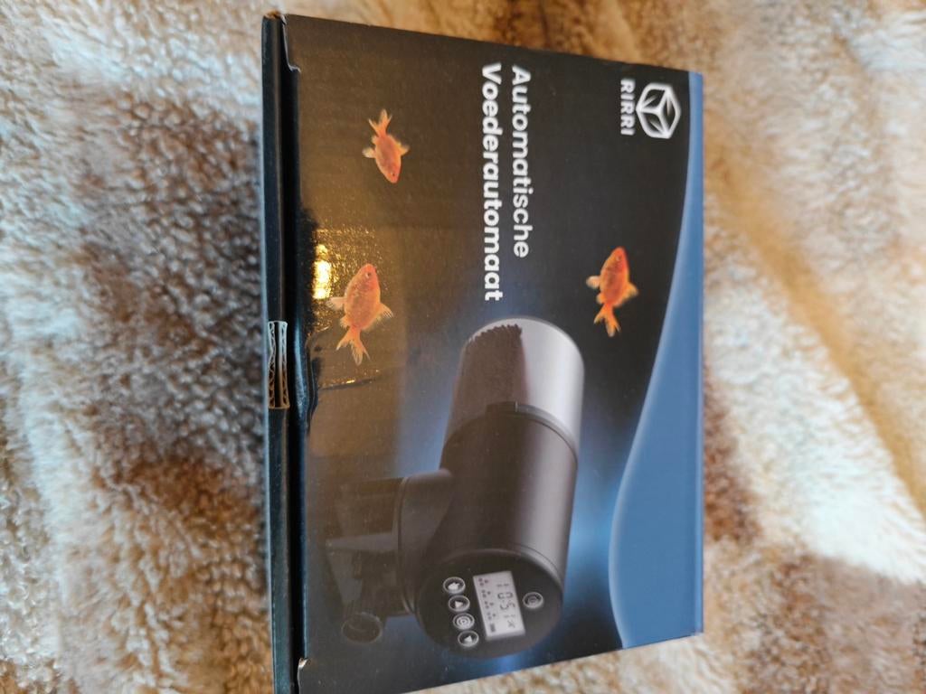 Vissen voederautomaat ongeopend, Ophalen