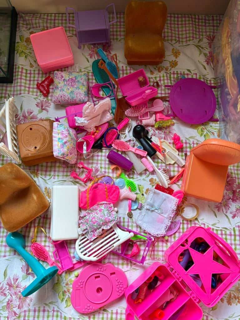 Barbie spulletjes: zetel, bed, tafel, schoenen,…, Ophalen of Verzenden, Zo goed als nieuw, Barbie