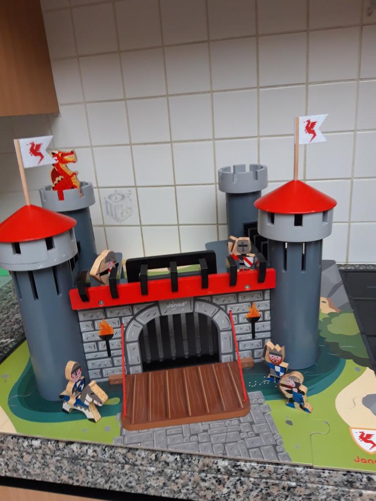 Houten kasteel ridders, draak, ophaalbrug 60x60cm 4-8j Janod, Kinderen en Baby's, Speelgoed | Houten speelgoed, Ophalen, Gebruikt