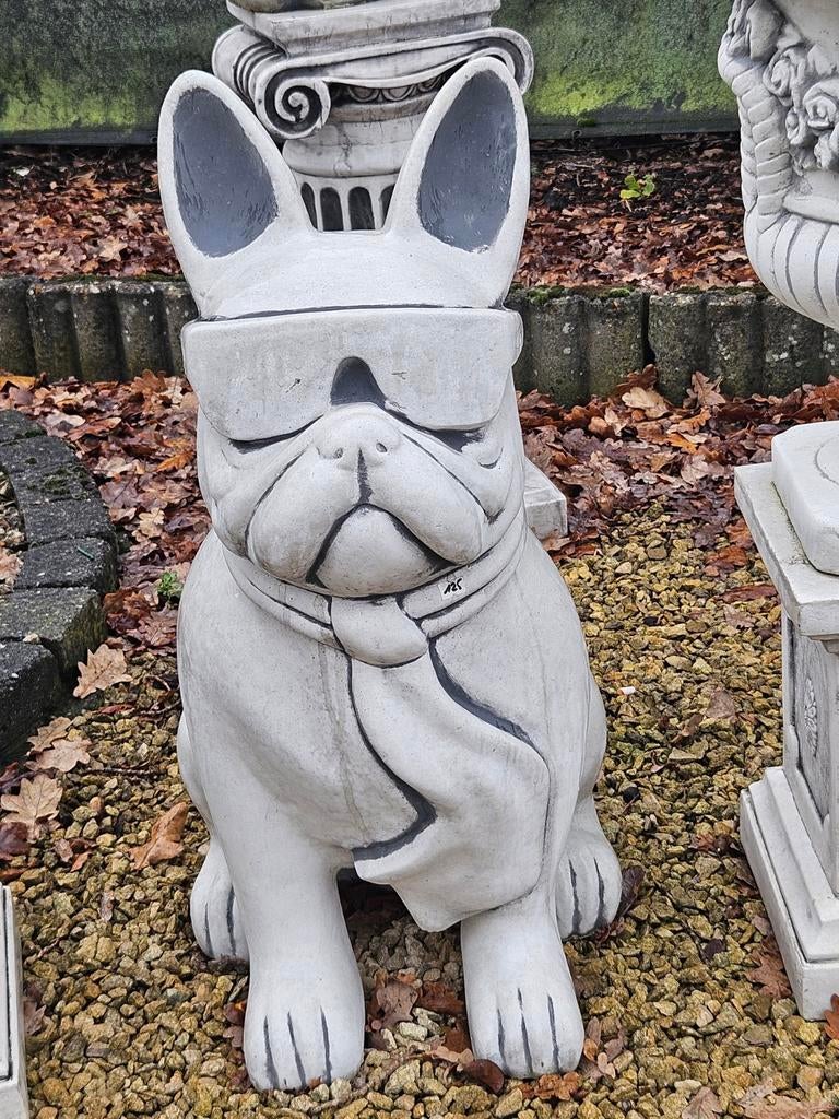 Grote betonnen bulldog beeld, Enlèvement