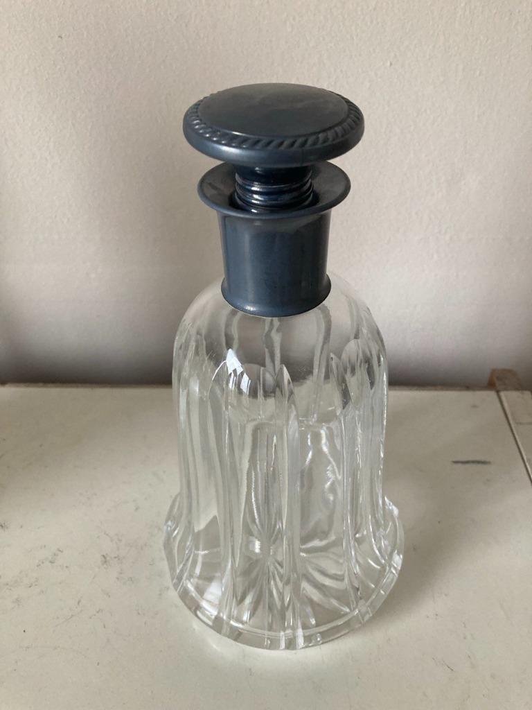 Petite carafe ancienne en cristal avec bouchon en métal arge, Enlèvement