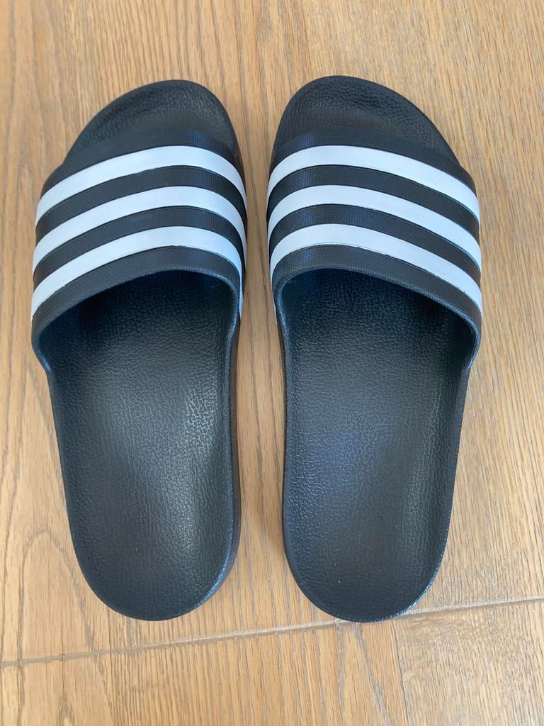 Nieuwe slippers Adidas. Maat 43., Ophalen of Verzenden
