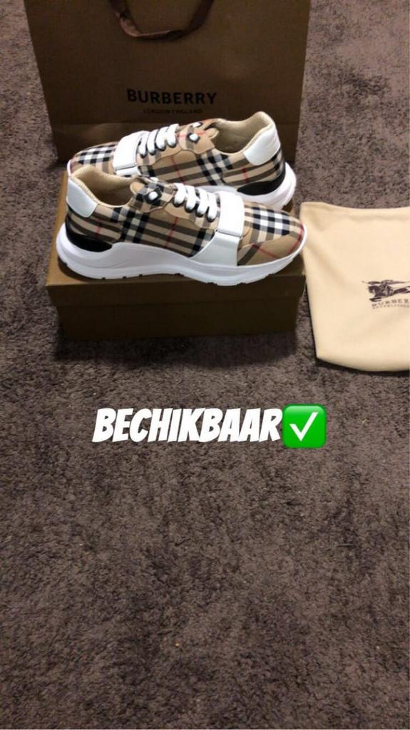 Burberry - Gucci Chanel, Enlèvement ou Envoi, Neuf