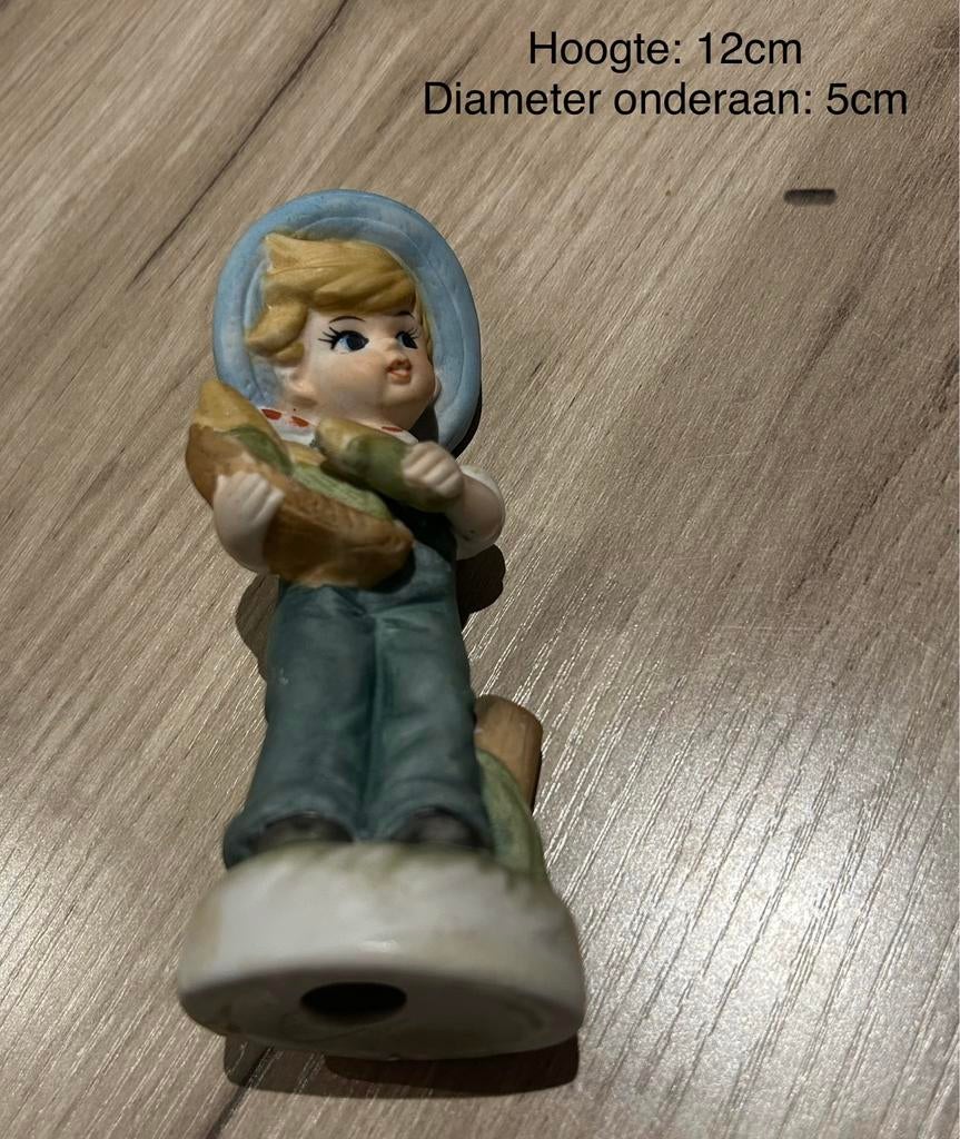 Beeldje kindje met maïs, Ophalen of Verzenden, Zo goed als nieuw