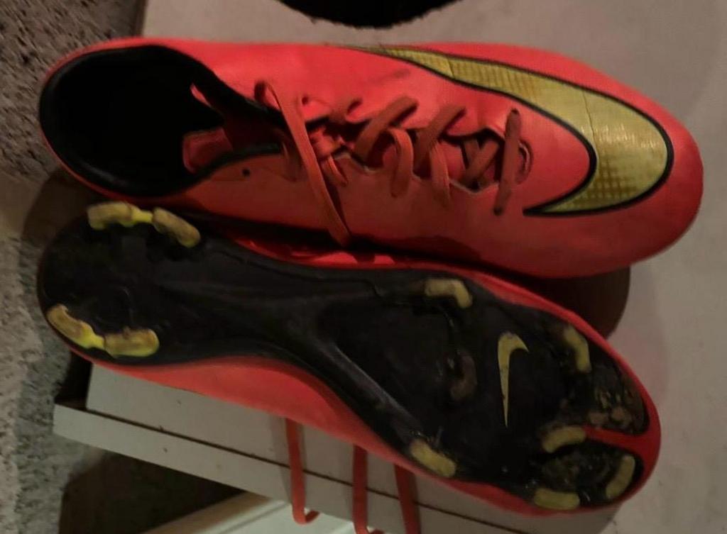 Paire de chaussures mercuriales, Ophalen of Verzenden, Zo goed als nieuw, Schoenen