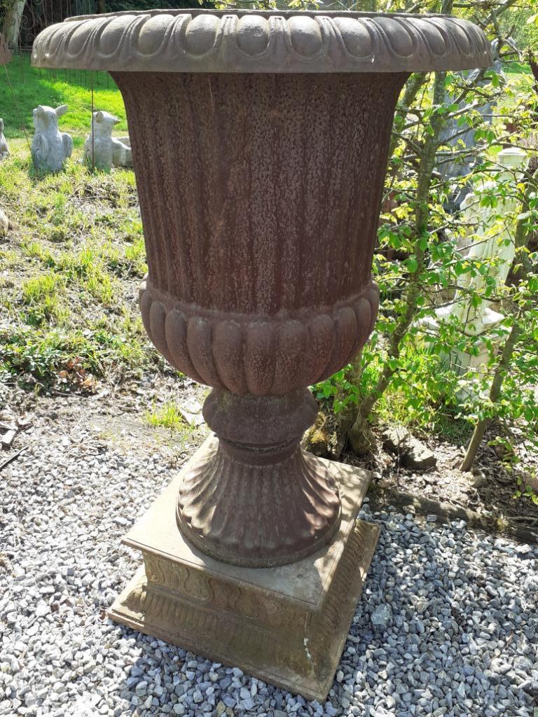 Superbe et grande vasque en fonte patinée rouille sur socle, Enlèvement, Utilisé