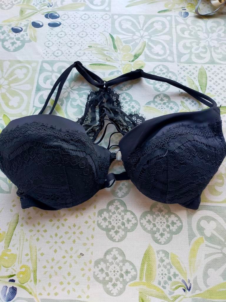 Twee nette BH 75 D Undiz .Kleur zwart met kant., Ophalen, Zwart, BH