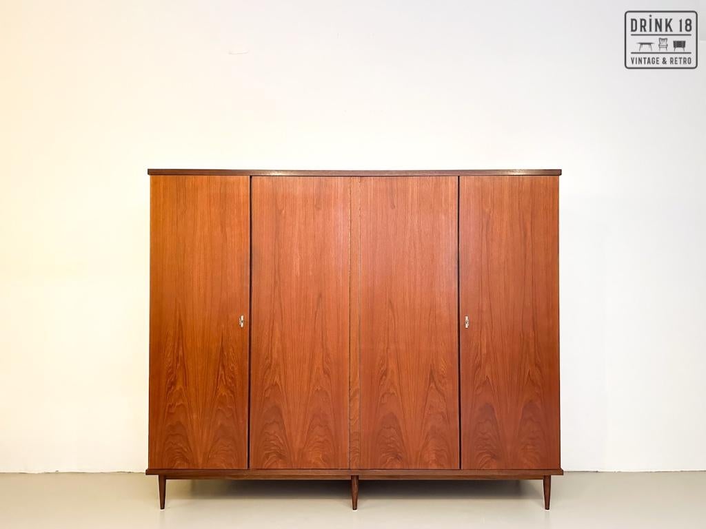 Kleerkast XL - De Bleser (Antwerpen), Ophalen