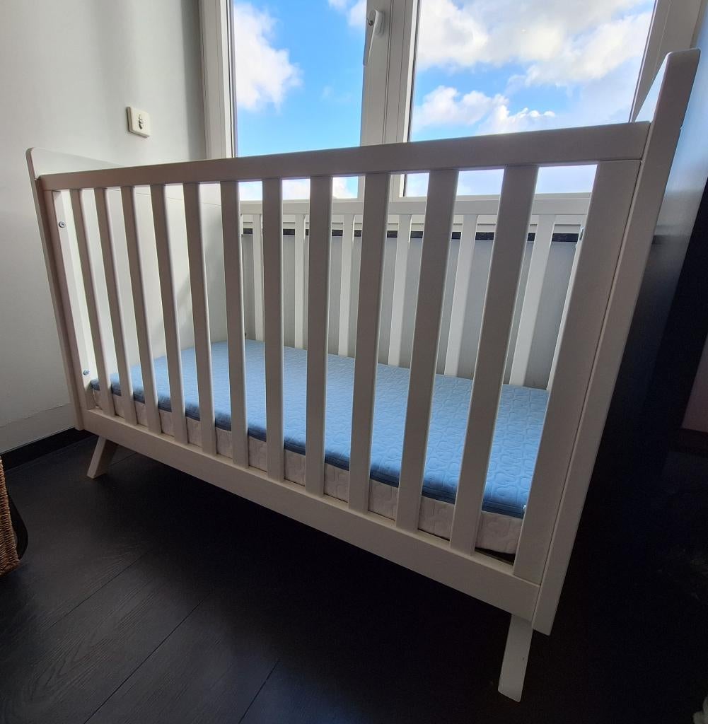 Babybed en commode merk Bopita. Incl. matras en vele extra´s, Kinderen en Baby's, Kinderkamer | Complete kinderkamers, Ophalen