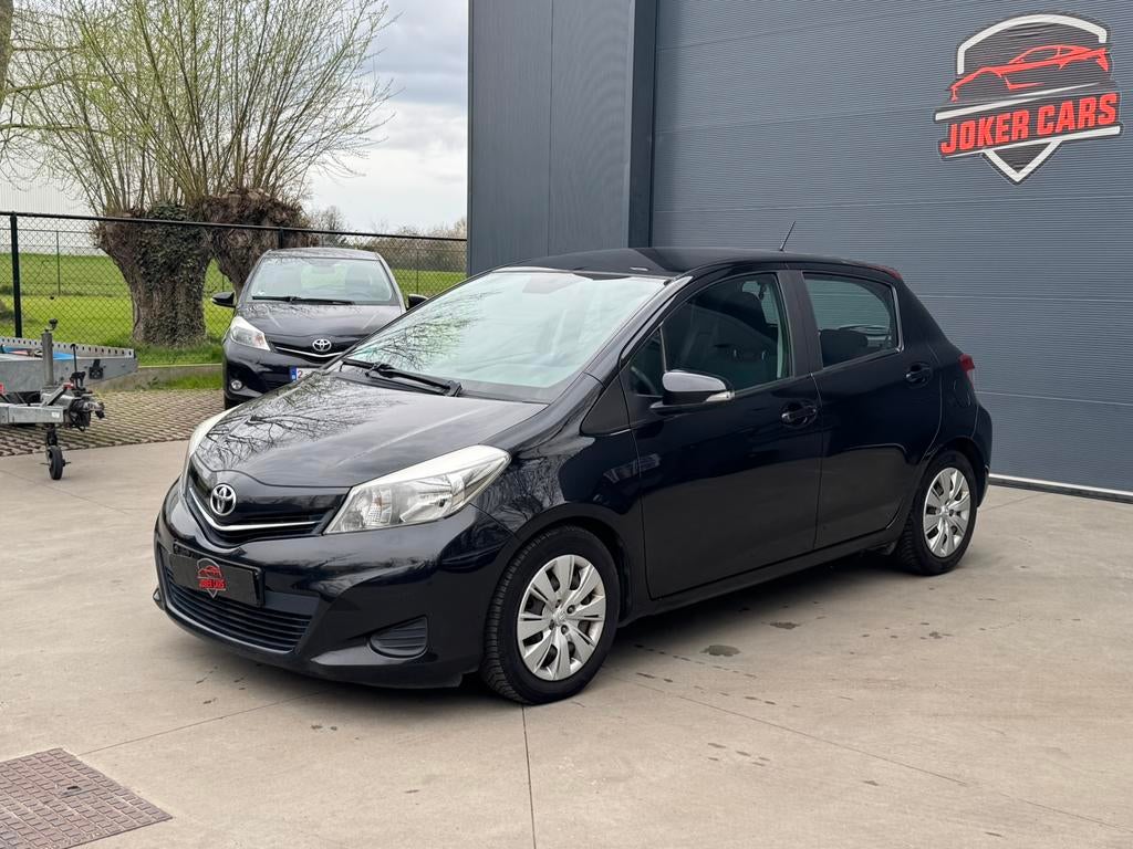 Toyota Yaris 1.4 D-4D Dynamic Navi Camera Airco, Autos, Cuir, Euro 5, Entreprise, Boîte manuelle