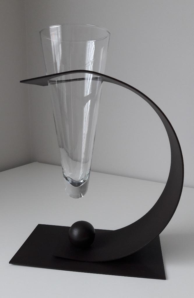 Vase design avec support, Maison & Meubles, Moins de 50 cm, Enlèvement ou Envoi, Comme neuf, Verre