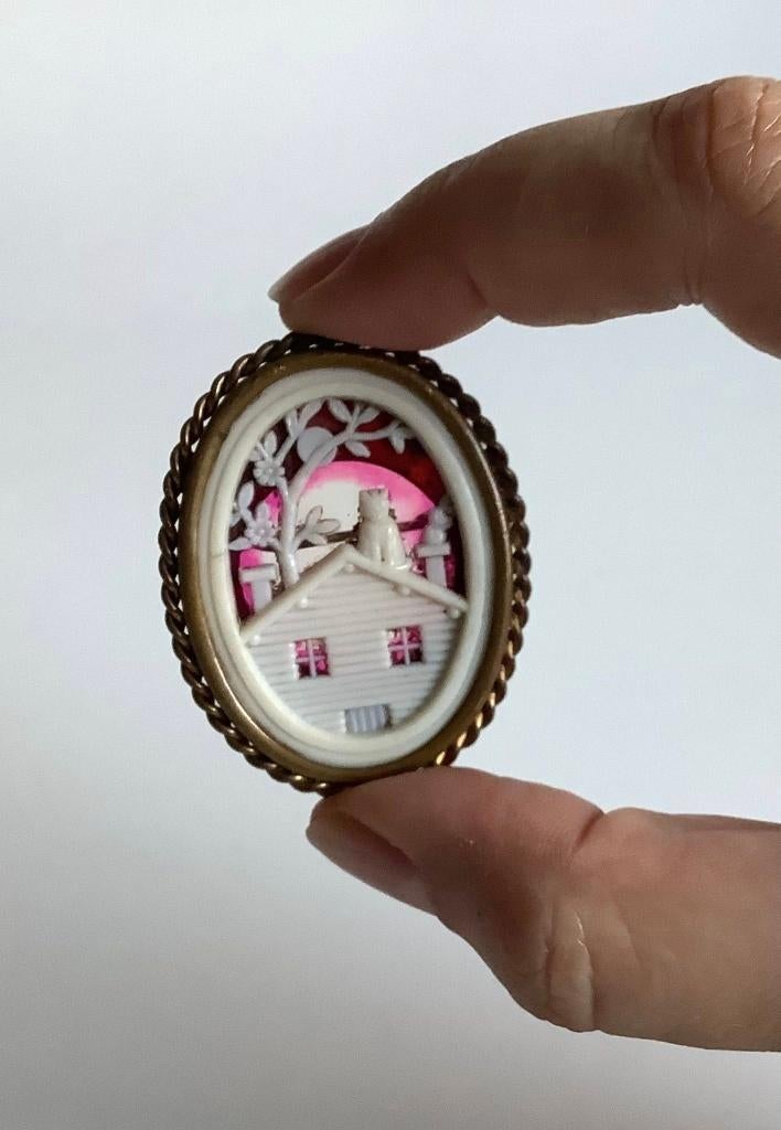 aparte vintage celluloid broche kat op dak bij zonsondergang, Handtassen en Accessoires, Broches, Gebruikt, Koper, Overige kleuren