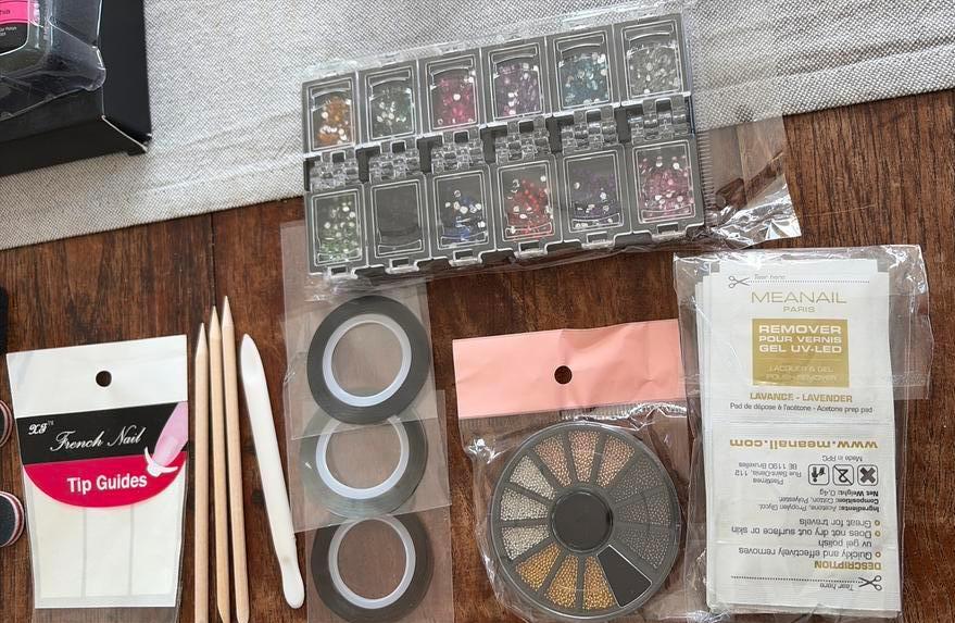 Manicureset met UV-lamp, Ophalen, Zo goed als nieuw, Accessoires