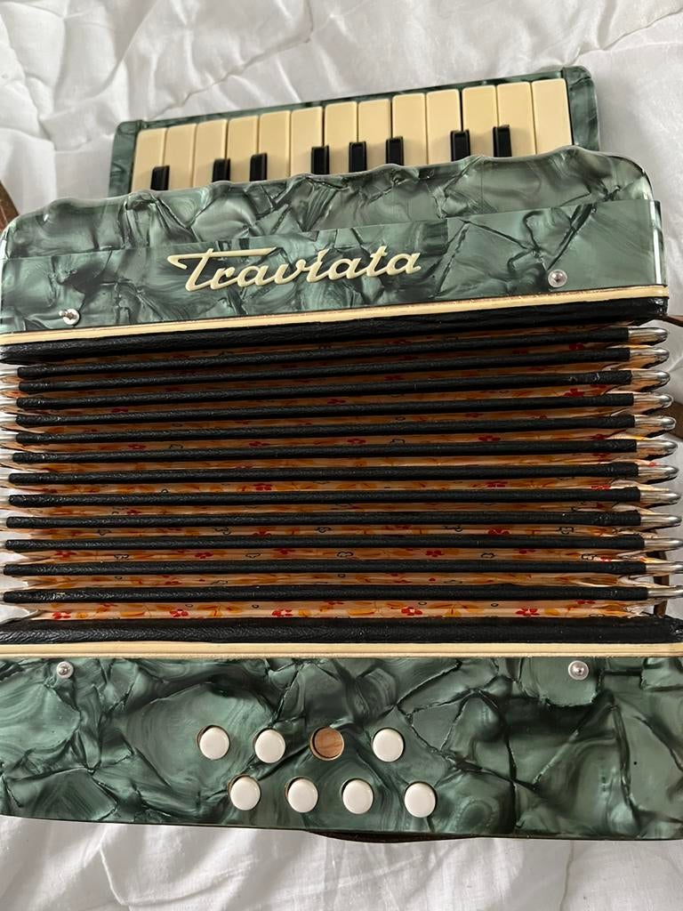 Kleine arcordeon vzn Traviata, Muziek en Instrumenten, Accordeons, Gebruikt, Toetsaccordeon, Met koffer, Ophalen