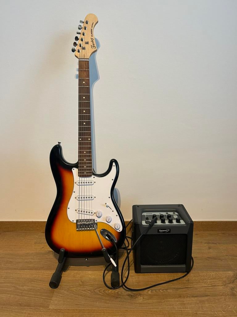 Elektrische gitaar met versterker en kabels, Muziek en Instrumenten, Snaarinstrumenten | Gitaren | Elektrisch, Ophalen, Zo goed als nieuw