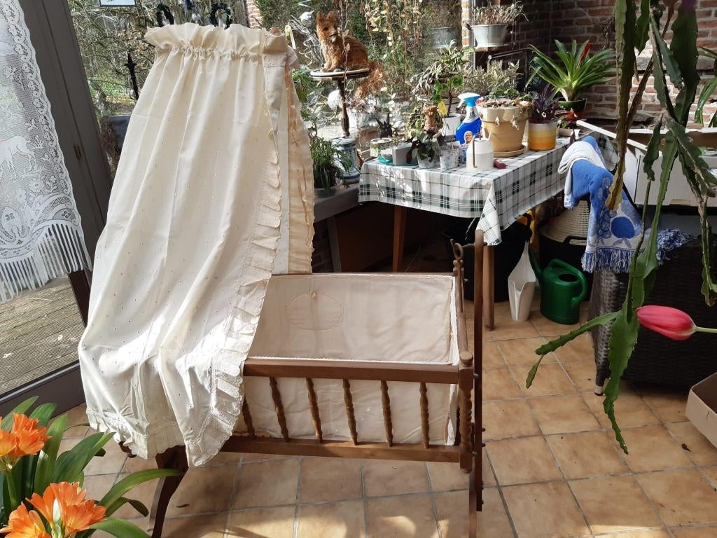 Antieke schommelwieg, Ophalen