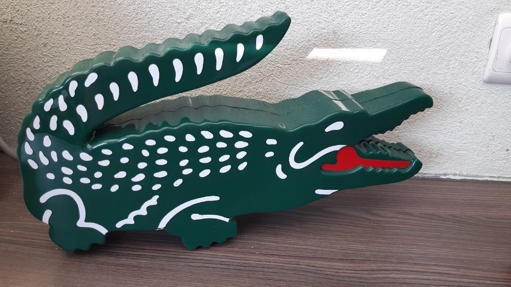 Zeer zeldzame winkel decoratie van Lacoste., Ophalen