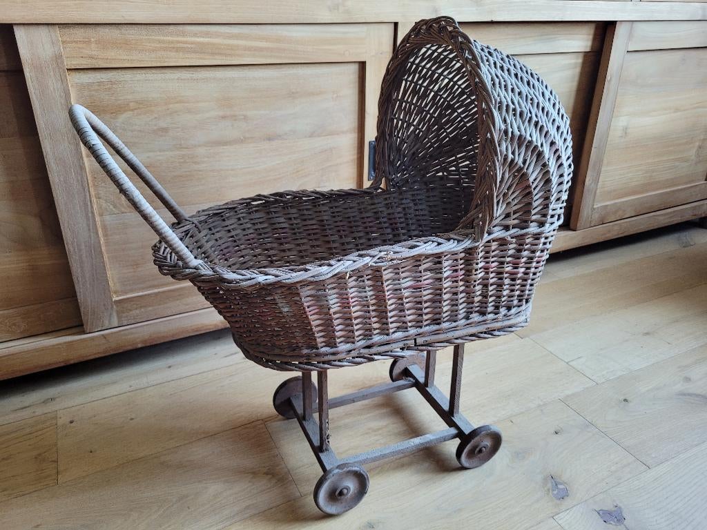 Oude rieten poppenwagen – vintage, Ophalen