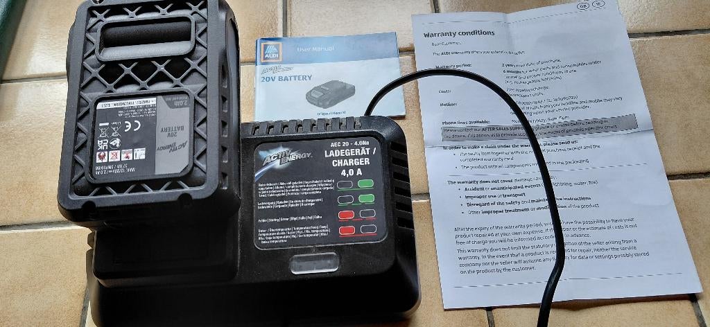 BATTERIE ET CHARGEUR, Bricolage & Construction, Enlèvement, Comme neuf