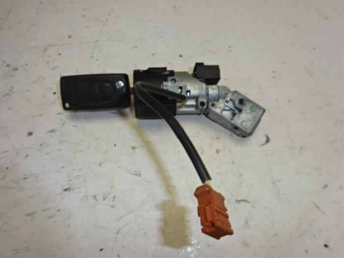 Serrure de contact + clé d'un Peugeot 407, Autos : Pièces & Accessoires, Autres pièces automobiles, Peugeot, Utilisé, 3 mois de garantie