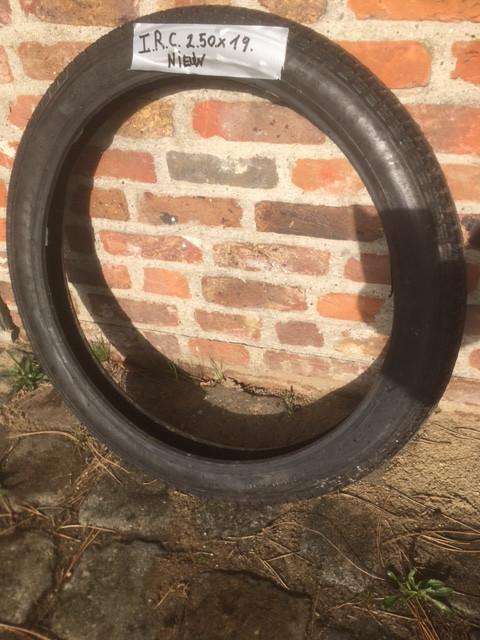 Pneu I.R.C. 2.50 x 19 D 4 PR neuf, Vélos & Vélomoteurs, Vélos Pièces, Neuf, Pneu, Enlèvement ou Envoi