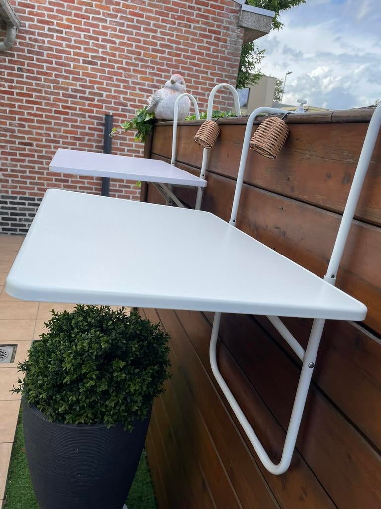 Deux tables de patio suspendues, Enlèvement, Comme neuf