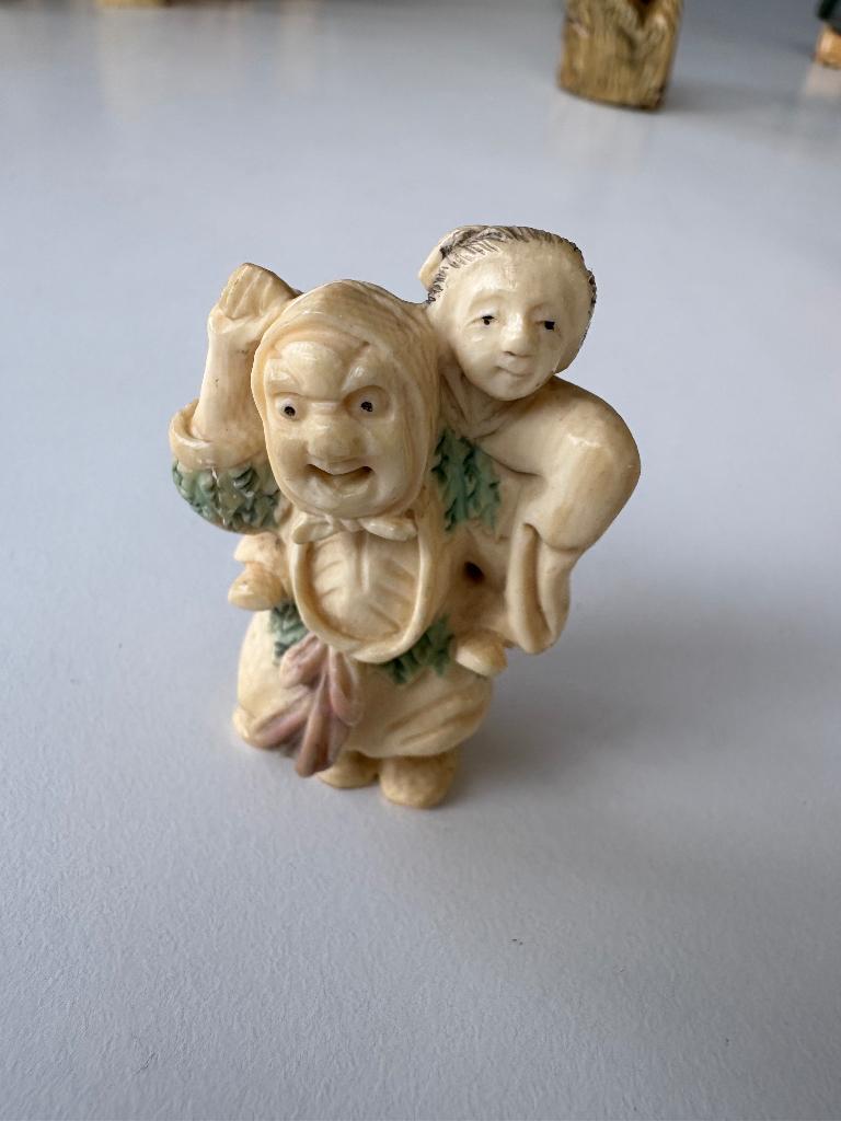 Netsuke man met kind op de rug, Ophalen of Verzenden