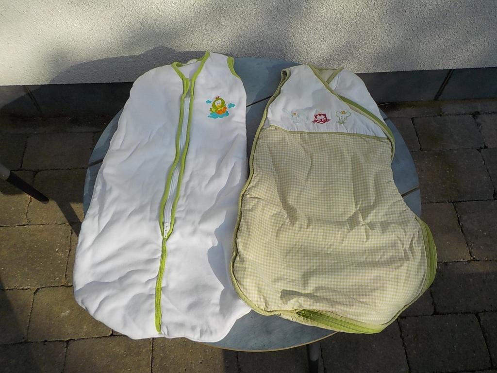 2 baby slaapzakken wit groen met dieren tot 80 centimeter, Kinderen en Baby's, Ophalen of Verzenden, Gebruikt, 70 tot 85 cm, Slaapzak