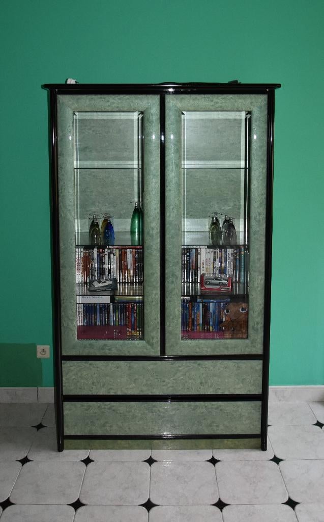 Meuble vitrine laqué avec éclairage, Maison & Meubles, Armoires | Vitrines, Enlèvement, Comme neuf, Verre, Avec tablette(s)