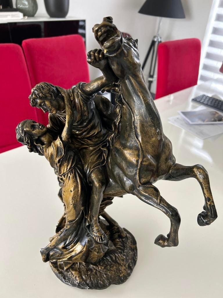 Le cavalier à cheval embrasse son amant »,populaire en 1970., Enlèvement