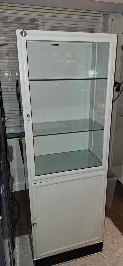 Apothekerskast, Enlèvement