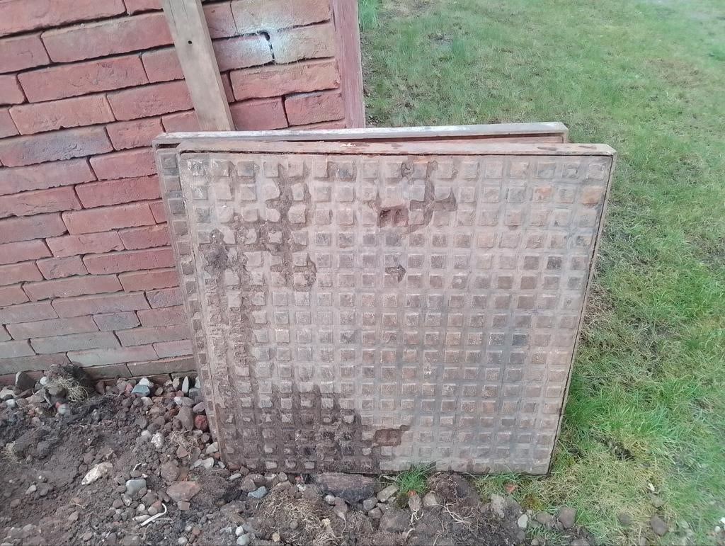 2 stalen overrijdbare putdeksels 70x70cm, Bricolage & Construction, Métaux, Enlèvement