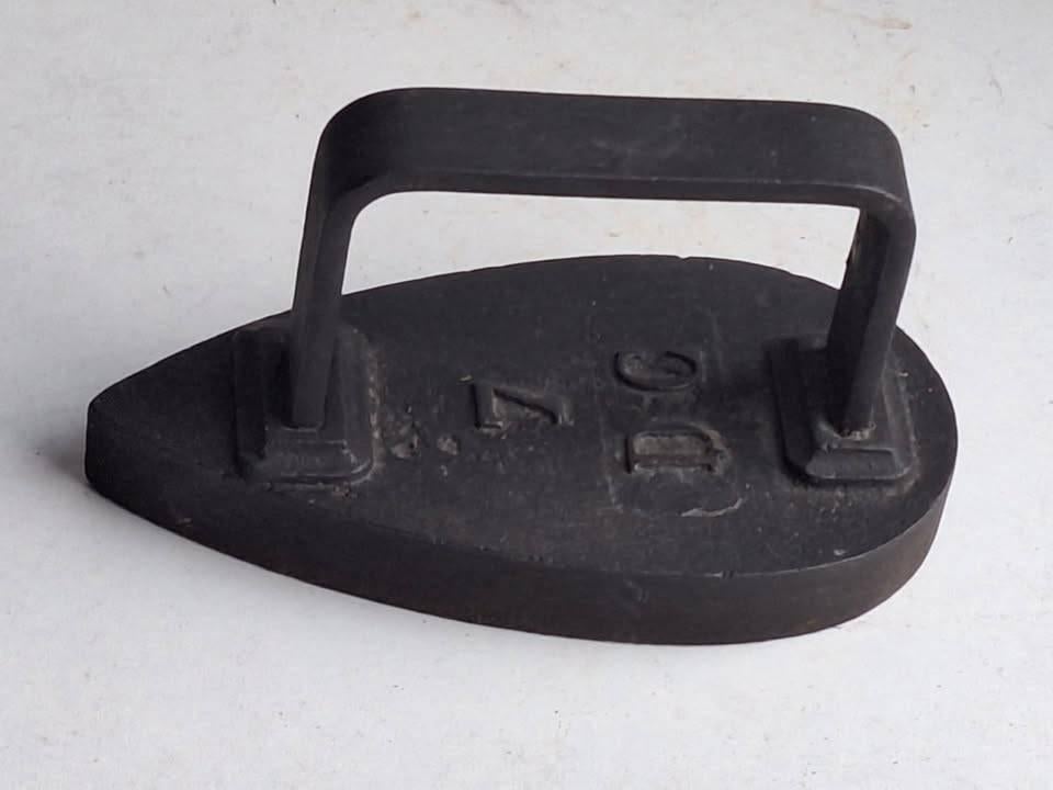 Joli ancien fer à repasser en fonte, Antiquités & Art, Antiquités | Accessoires de maison, Enlèvement ou Envoi