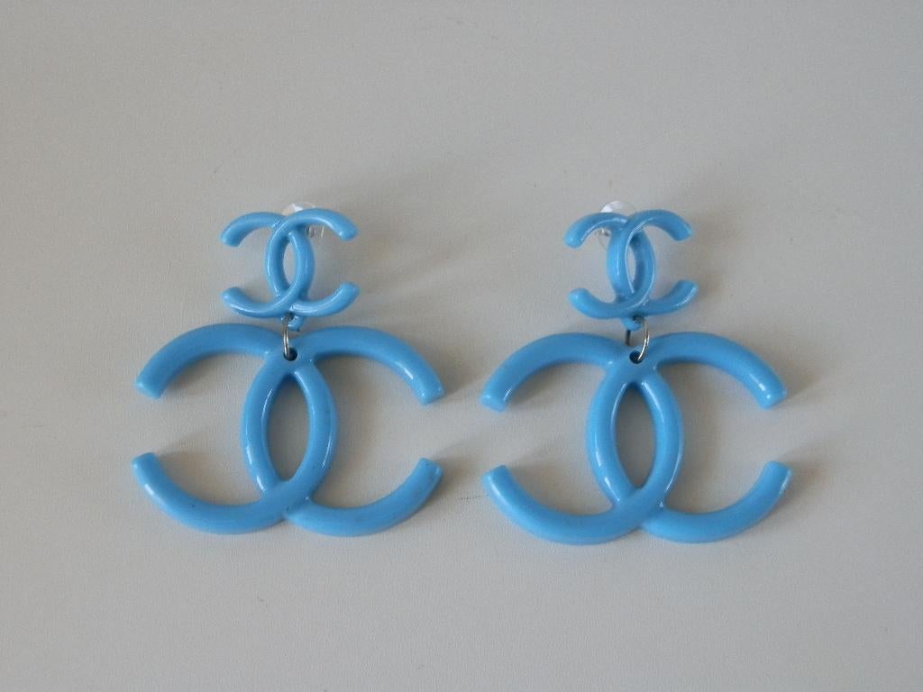 Oorbellen met Chanel logo., Handtassen en Accessoires, Oorbellen, Overige materialen, Overige kleuren, Ophalen of Verzenden, Zo goed als nieuw