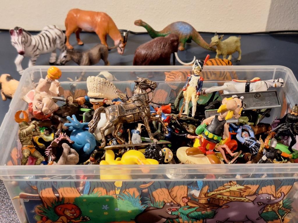 Lot de personages et animaux, Enlèvement