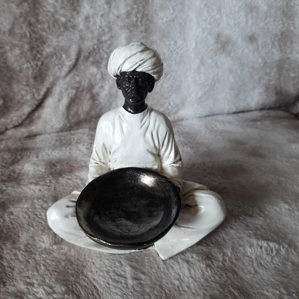 Mooi beeldje  van man met schaaltje, Ophalen