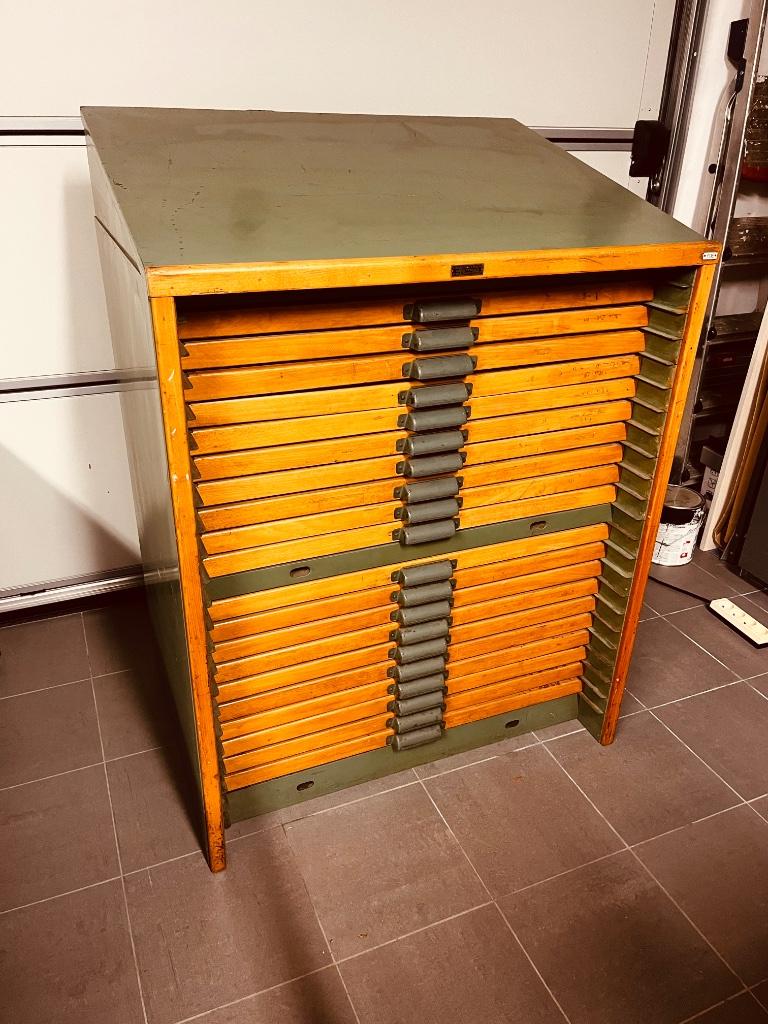 retro kastje uit drukkerij, Enlèvement