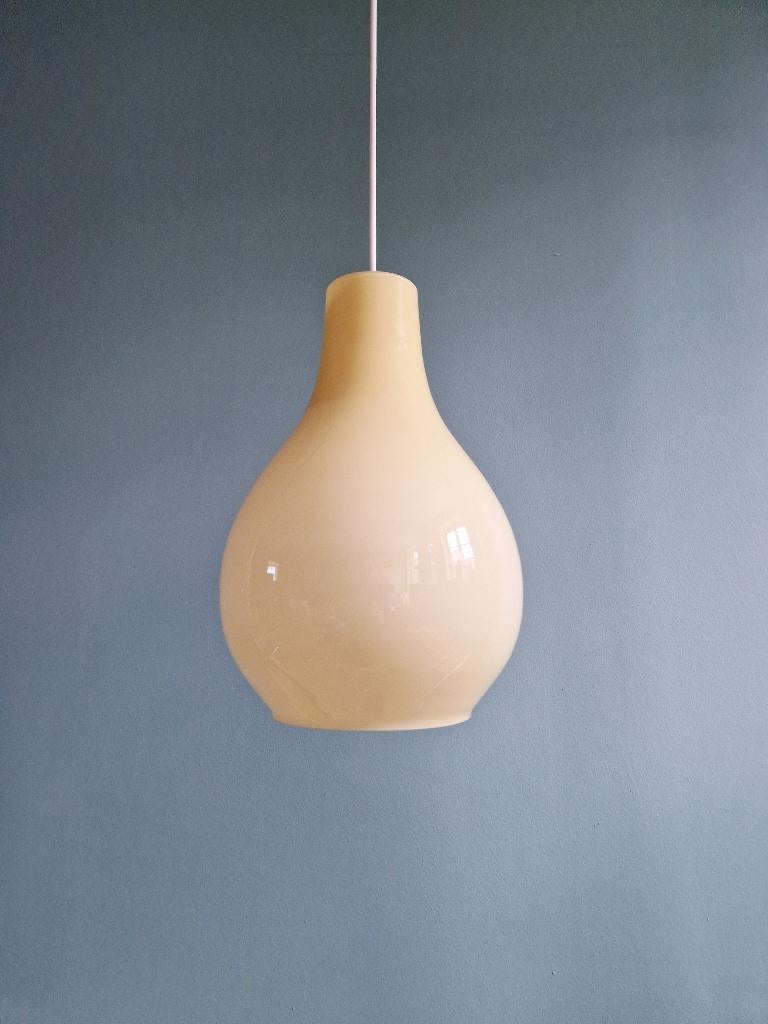 Suspension scandinave bulbeuse en opaline jaune, 1960, Enlèvement ou Envoi