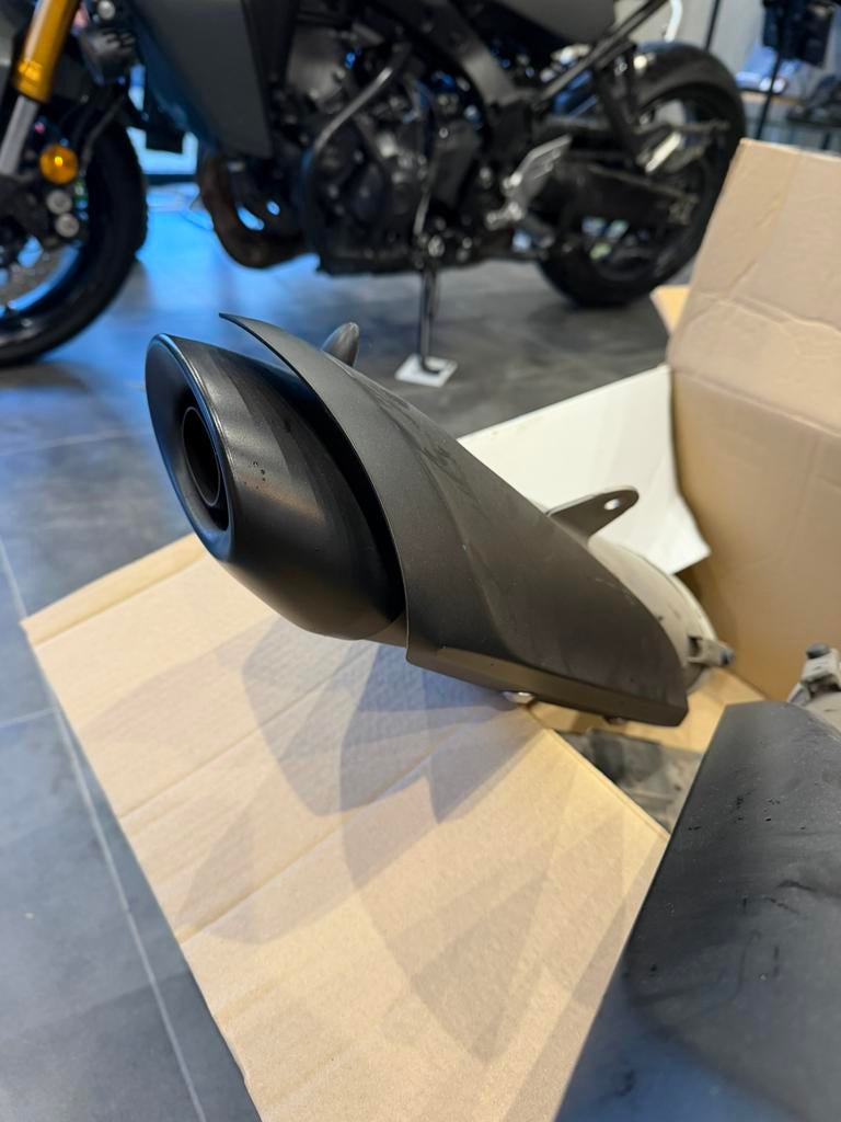Échappements Yamaha R1 RN19 + catalyseur, Enlèvement
