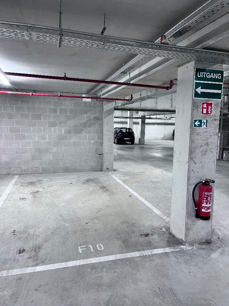 Place de parking couverte, Autos : Divers