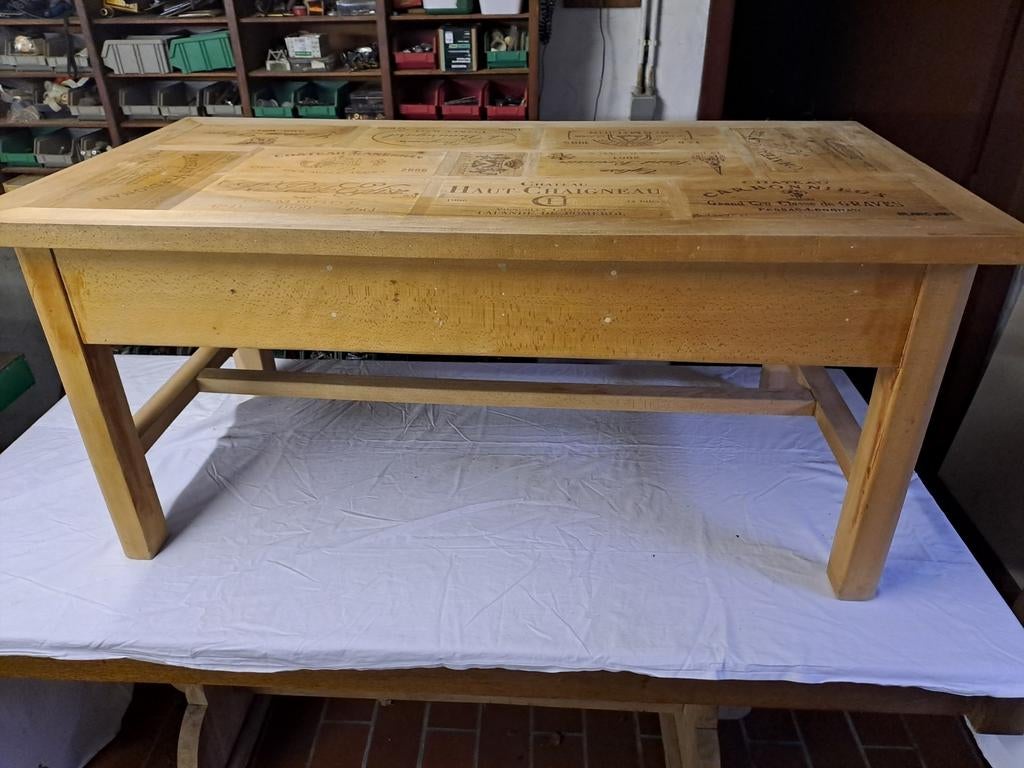 Photos de table basse avec boîte à vin, Enlèvement