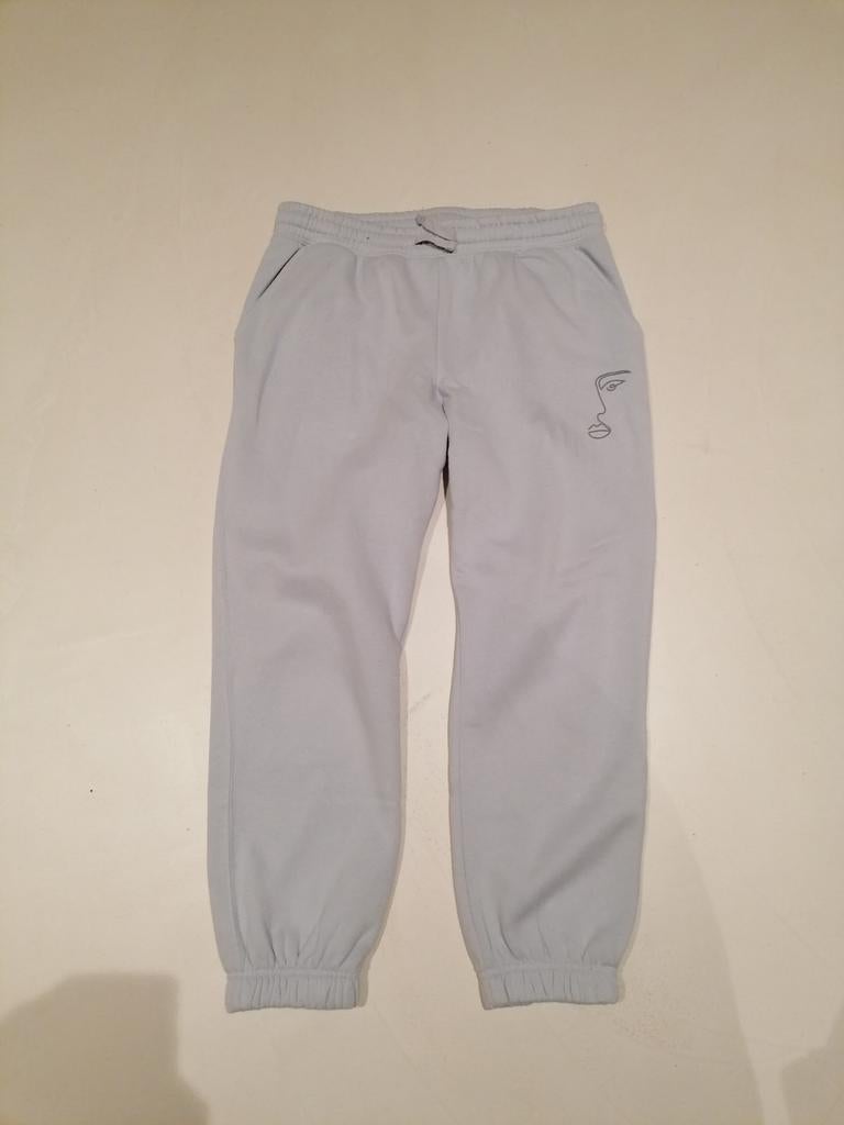 Licht blauwe trainingsbroek, Enlèvement