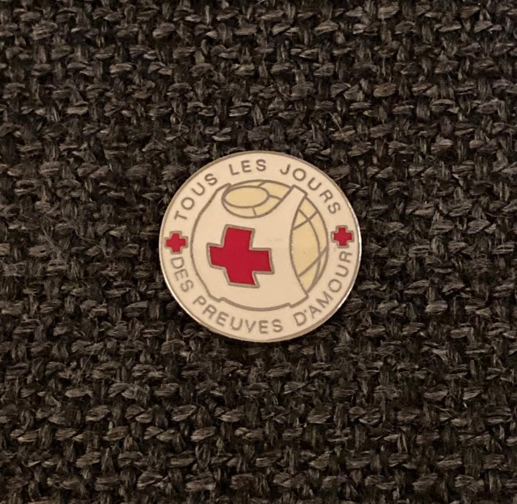 PIN - TOUS LES JOURS DES PREUVES D'AMOUR - CROIX ROUGE, Collections, Envoi, Utilisé, Autres sujets/thèmes, Insigne ou Pin's