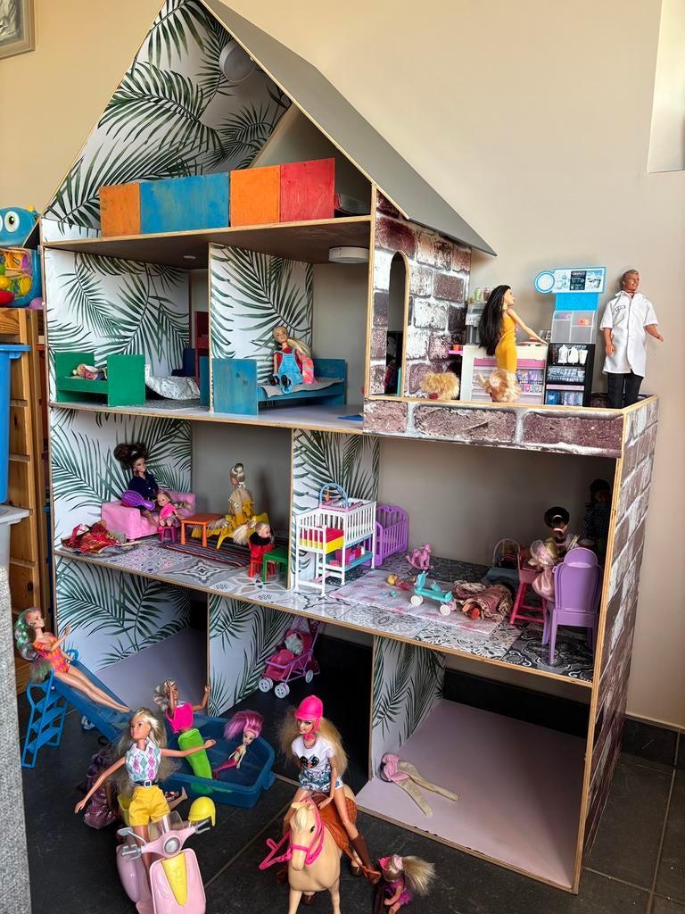 Groot barbiehuis met alle accessoires., Kinderen en Baby's, Speelgoed | Poppenhuizen, Ophalen, Gebruikt, Poppenhuis