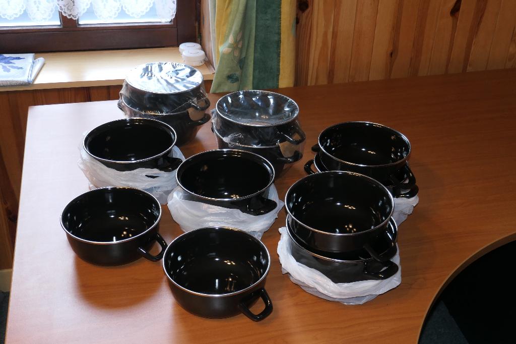 lot de 6 casseroles à moules noires avec couvercles, Enlèvement, Comme neuf, Casserole ou Cocotte-minute